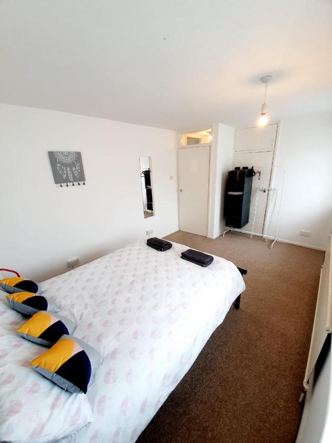 Rayleigh Town Centre 2 Bedroom Apartment Екстер'єр фото