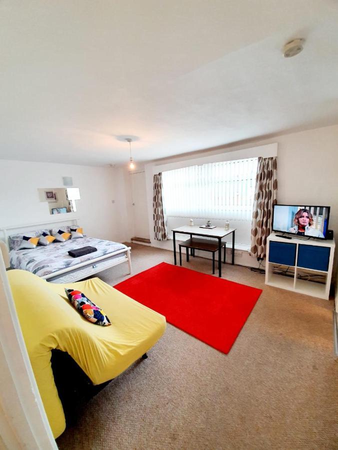 Rayleigh Town Centre 2 Bedroom Apartment Екстер'єр фото
